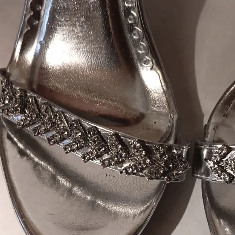 TOP Moda Silver Heels - Picture 3 of 12